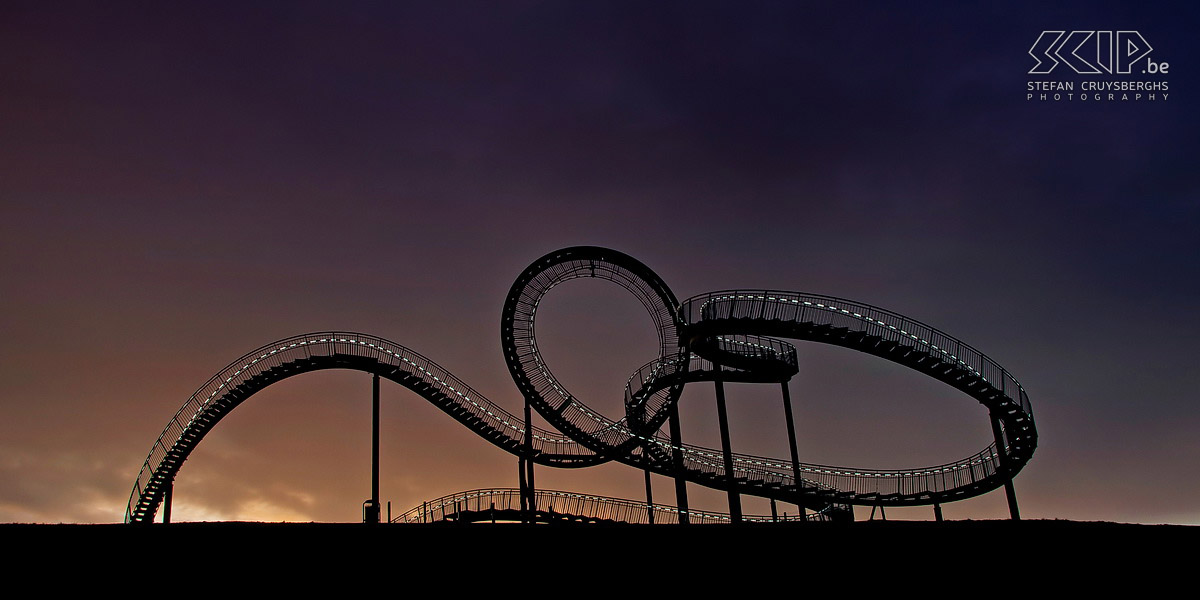 Avondfotografie in Duisburg - Tiger and Turtle Enkele foto’s van een avondje fotograferen in Duisburg. ‘Tiger and Turtle’ is een kunstwerk in de vorm van een achtbaan. In een klein park kan je dan weer de Mercator wereldbol terugvinden. Stefan Cruysberghs